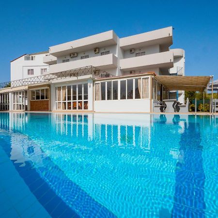 פליראקי Sun & Sea Hotel Apartments מראה חיצוני תמונה