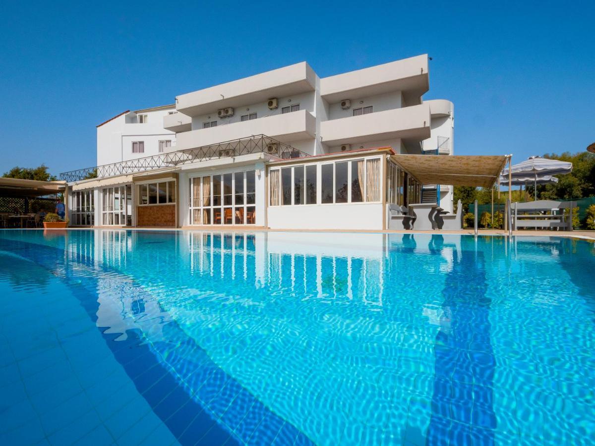 פליראקי Sun & Sea Hotel Apartments מראה חיצוני תמונה